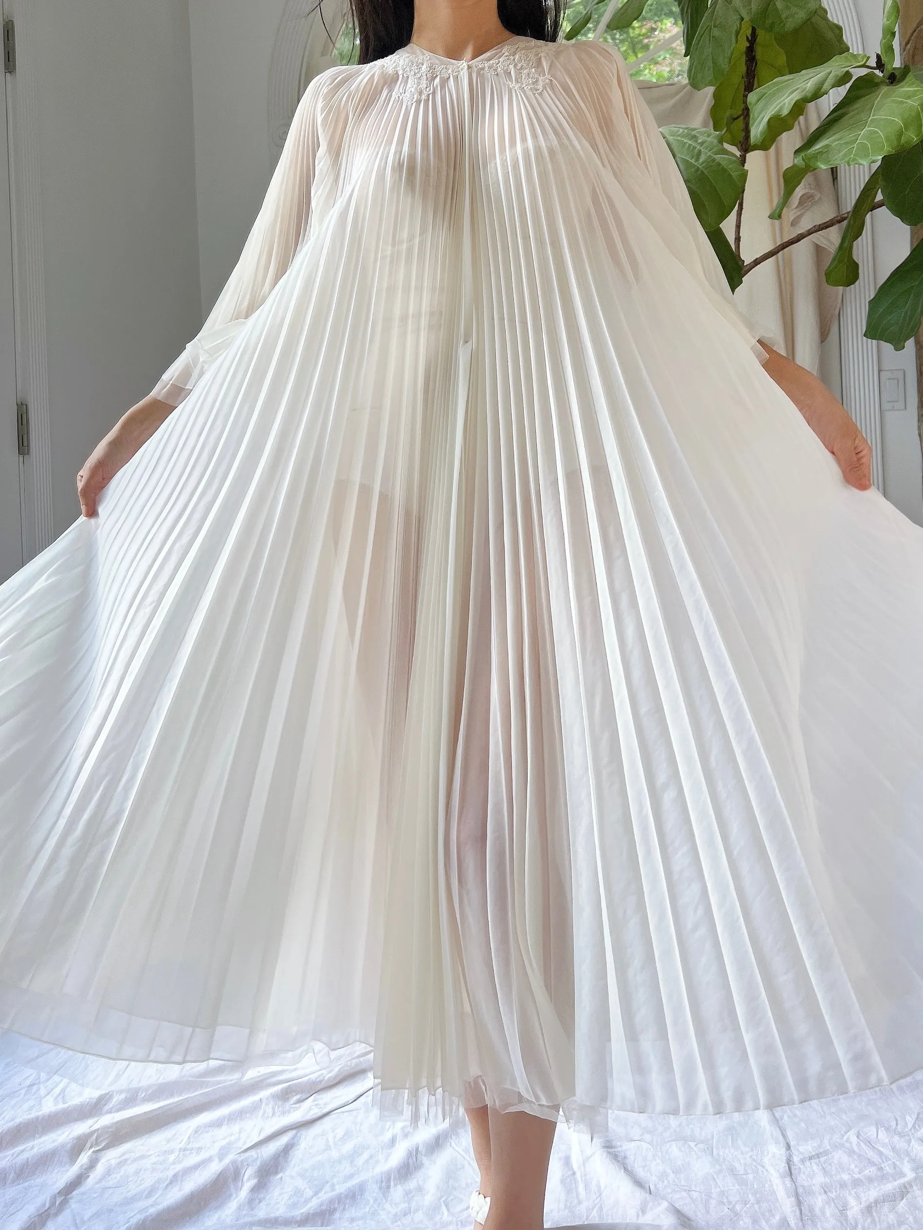 1950s Nylon Pleated Angel Sleeves Dressing Gown - OSFM
